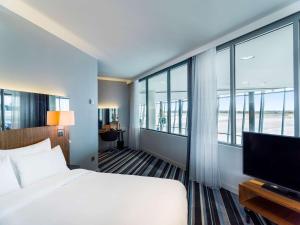 Televiisor ja/või meelelahutuskeskus majutusasutuses Radisson Blu Airport Terminal Hotel