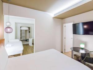 מיטה או מיטות בחדר ב-Ibis Styles Lisboa Centro Marquês de Pombal