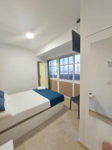 1 dormitorio con cama y ventana grande en LAS 7 ISLAS, BARRANCO DE ADEJE, en Adeje