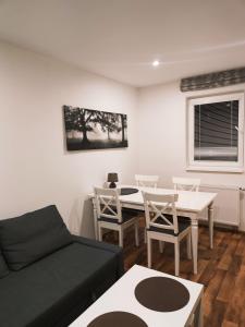 圣科维斯Apartmány pod sjezdovkou的客厅配有沙发和桌椅
