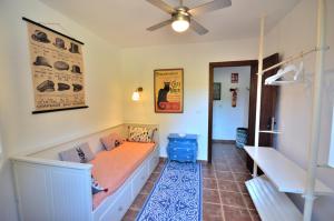 CartajimaにあるLa Chácara- Fuente de los Pecesの浴槽と天井扇風機のある部屋 +40枚の写真