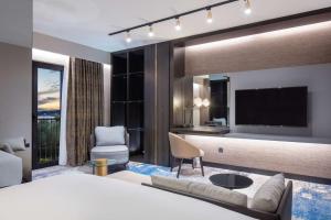 TV a/nebo společenská místnost v ubytování Radisson Hotel Izmir Aliaga