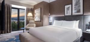 Postel nebo postele na pokoji v ubytování Radisson Hotel Izmir Aliaga