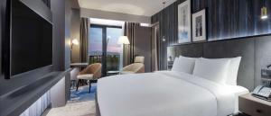 Postel nebo postele na pokoji v ubytování Radisson Hotel Izmir Aliaga