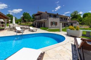 Bazén v ubytování Beautiful villa Morena with private swimming pool near Poreč nebo v jeho okolí