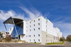 un gran edificio blanco con techo curvado en Sure Hotel by Best Western Nantes Beaujoire, en Nantes