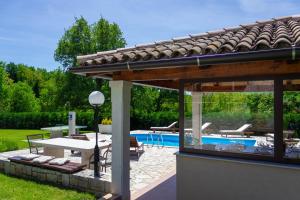 Bazén v ubytování Beautiful villa Morena with private swimming pool near Poreč nebo v jeho okolí