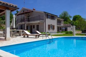 Bazén v ubytování Beautiful villa Morena with private swimming pool near Poreč nebo v jeho okolí
