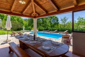 Bazén v ubytování Beautiful villa Morena with private swimming pool near Poreč nebo v jeho okolí
