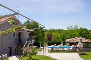 Bazén v ubytování Beautiful villa Morena with private swimming pool near Poreč nebo v jeho okolí