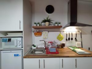Kuchnia lub aneks kuchenny w obiekcie Apartamento 2, Chalet Manzano a 15" de Sevilla, a 30" del Aeropuerto de Sevilla