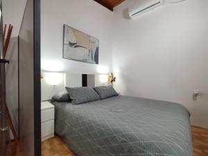 sypialnia z łóżkiem w białym pokoju w obiekcie Apartamento 2, Chalet Manzano a 15" de Sevilla, a 30" del Aeropuerto de Sevilla w mieście Villanueva del Ariscal