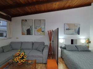Część wypoczynkowa w obiekcie Apartamento 2, Chalet Manzano a 15" de Sevilla, a 30" del Aeropuerto de Sevilla