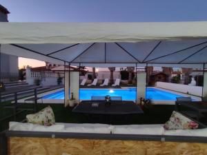 Basen w obiekcie Apartamento 2, Chalet Manzano a 15" de Sevilla, a 30" del Aeropuerto de Sevilla lub w pobliżu