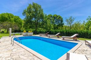 Bazén v ubytování Beautiful villa Morena with private swimming pool near Poreč nebo v jeho okolí