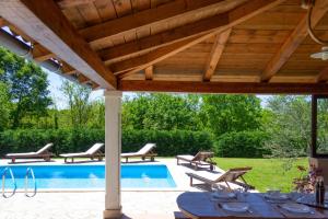 Bazén v ubytování Beautiful villa Morena with private swimming pool near Poreč nebo v jeho okolí