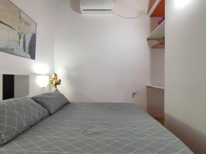 sypialnia z łóżkiem z szarą narzutą w obiekcie Apartamento 2, Chalet Manzano a 15" de Sevilla, a 30" del Aeropuerto de Sevilla w mieście Villanueva del Ariscal
