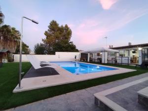 Basen w obiekcie Apartamento 2, Chalet Manzano a 15" de Sevilla, a 30" del Aeropuerto de Sevilla lub w pobliżu