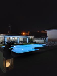 Basen w obiekcie Apartamento 2, Chalet Manzano a 15" de Sevilla, a 30" del Aeropuerto de Sevilla lub w pobliżu