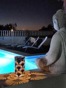 Basen w obiekcie Apartamento 2, Chalet Manzano a 15" de Sevilla, a 30" del Aeropuerto de Sevilla lub w pobliżu