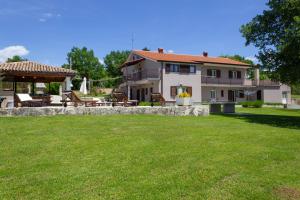 Zahrada ubytování Beautiful villa Morena with private swimming pool near Poreč
