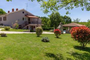 Zahrada ubytování Beautiful villa Morena with private swimming pool near Poreč