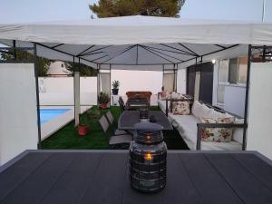 Patio lub wspólna przestrzeń na świeżym powietrzu w obiekcie Apartamento 2, Chalet Manzano a 15" de Sevilla, a 30" del Aeropuerto de Sevilla