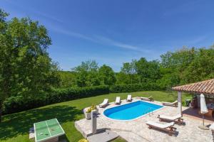 Bazén v ubytování Beautiful villa Morena with private swimming pool near Poreč nebo v jeho okolí