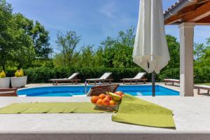 Bazén v ubytování Beautiful villa Morena with private swimming pool near Poreč nebo v jeho okolí