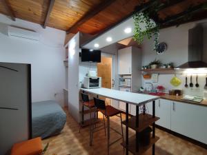 kuchnia ze stołem i łóżko w pokoju w obiekcie Apartamento 2, Chalet Manzano a 15" de Sevilla, a 30" del Aeropuerto de Sevilla w mieście Villanueva del Ariscal
