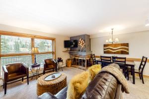 ein Wohnzimmer mit einem Sofa und einem Tisch in der Unterkunft Lion Square Lodge South 466 in Vail