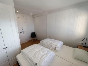 biały pokój z 2 łóżkami w obiekcie Apartamento Sierra Nevada Ski y Ciclismo w mieście Sierra Nevada