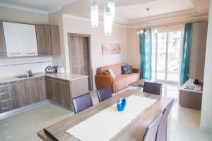 Dapur atau dapur kecil di Riviera Holiday Apartments - Seafront - Wifi