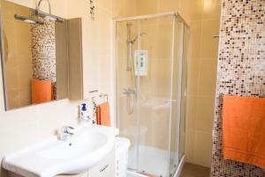 Kamar mandi di Riviera Holiday Apartments - Seafront - Wifi