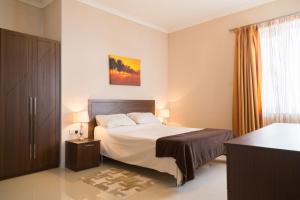 Tempat tidur dalam kamar di Riviera Holiday Apartments - Seafront - Wifi