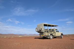 een vrachtwagen geparkeerd in het midden van de woestijn bij Palmwag Camping2Go in Kamanjab