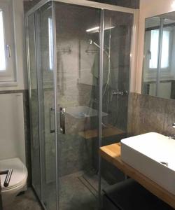 W łazience znajduje się prysznic, umywalka i toaleta. w obiekcie Tgesa Julia w mieście Savognin