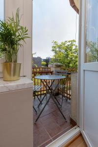 a small balcony with a table and a table at Sopot RIVOLI Apartments by Renters in Sopot