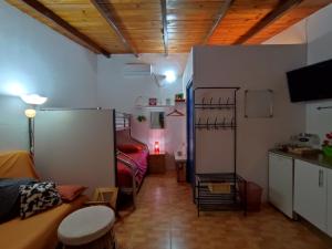 un salon avec un canapé et une chambre avec une table dans l'établissement Apartamento 1, Chalet Manzano a 15" de Sevilla, a 30" del Aeropuerto de Sevilla, à Villanueva del Ariscal