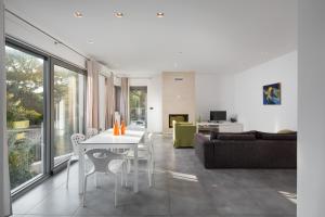 Posedenie v ubytovaní Villa Valsavia-apartment Monsena with pool and SPA
