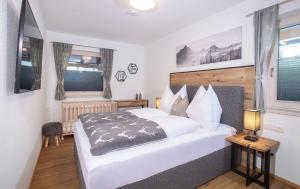ein Schlafzimmer mit einem großen weißen Bett und einem Fenster in der Unterkunft Apart Dahoam in Wiesing