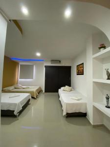 Ліжко або ліжка в номері Aparta Hotel El Cacique Upar