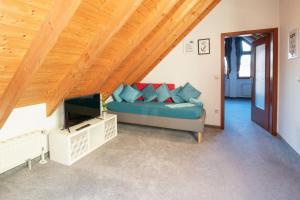 a living room with a couch and a television at FeWo Immenstaad 2 in Immenstaad am Bodensee
