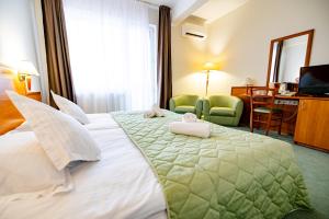 Un pat sau paturi într-o cameră la Hotel Rivulus