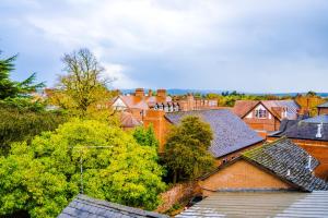 vistas a los tejados de las casas de una ciudad en Augustus House, en Chester