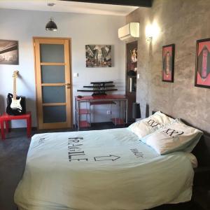 een slaapkamer met een bed waarop geschreven staat bij Lou Bastido in Marseille