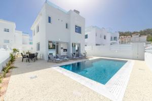 Afbeelding uit fotogalerij van Green Bay Villa #13 in Protaras