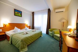 Un pat sau paturi într-o cameră la Hotel Rivulus