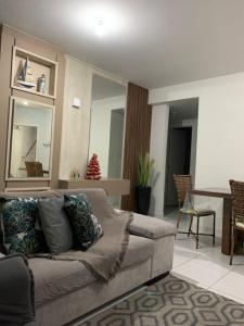 ボンビーニャスにあるBORBOLETAS DO MARのソファとテーブルのあるリビングルーム