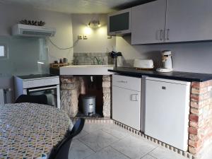 Barbençon的住宿－Au pti fayt，厨房配有白色橱柜和台面